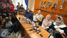 Aktris Elma Theana menyampaikan keterangan usai memenuhi panggilan Komisi Perlindungan Anak Indonesia (KPAI) di Jakarta, Selasa (20/9). Kedatangan Elma terkait dugaan pelecehan seksual di bawah umur oleh Gatot Brajamusti. (Liputan6.com/Immanuel Antonius)