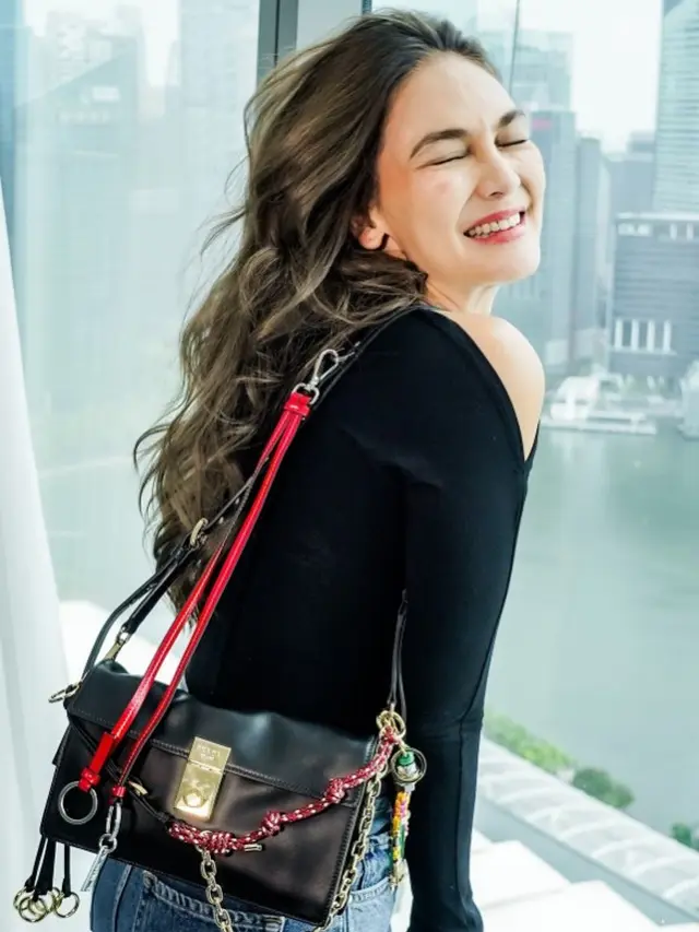 Model Rambut Panjang Bergelombang ala Luna Maya