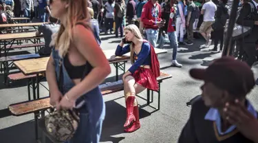 Cosplayer wanita menggenakan kostum superhero Superman saat menghadiri International Comic Con di Kyalami Race Course, Johannesburg, Afrika Selatan (14/9). Comic Con digelar pada tahun 1970. (AFP Photo/Marco Longari)