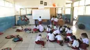 Siswa kelas II SDN Kertajaya 2 mengikuti aktivitas belajar di lantai kelas, di Rumpin, Bogor, Senin (3/9). Tidak tersedianya meja dan kursi di tiga ruang kelas menyebabkan mereka belajar di lantai selama lebih dari 3 tahun. (Merdeka.com/Arie Basuki)