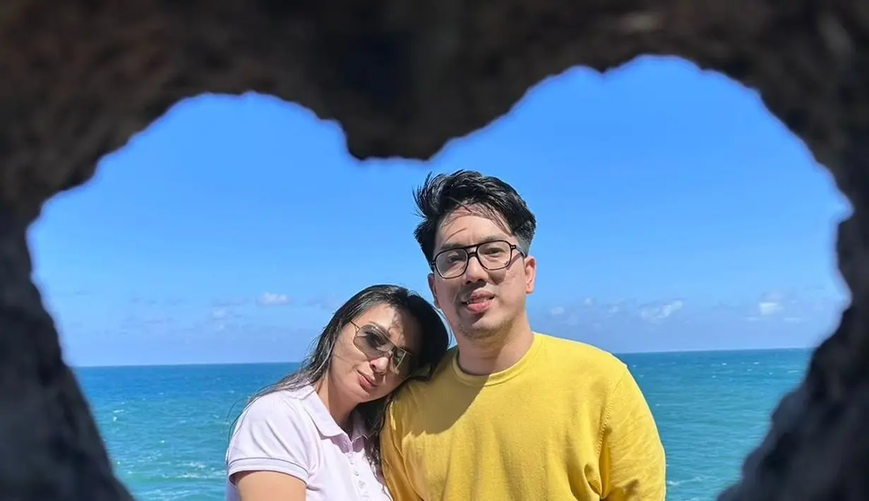 Kini, setelah beberapa hari mengumumkan suami baru melalui akun instagram, Della Puspita kembali menjadi perbincangan. Beberapa hari kemudian, ada seorang perempuan yang mengaku istri Arman Wosi. Della belum bicara karena masih menunggu suaminya. [Instagram/dellapuspita00]