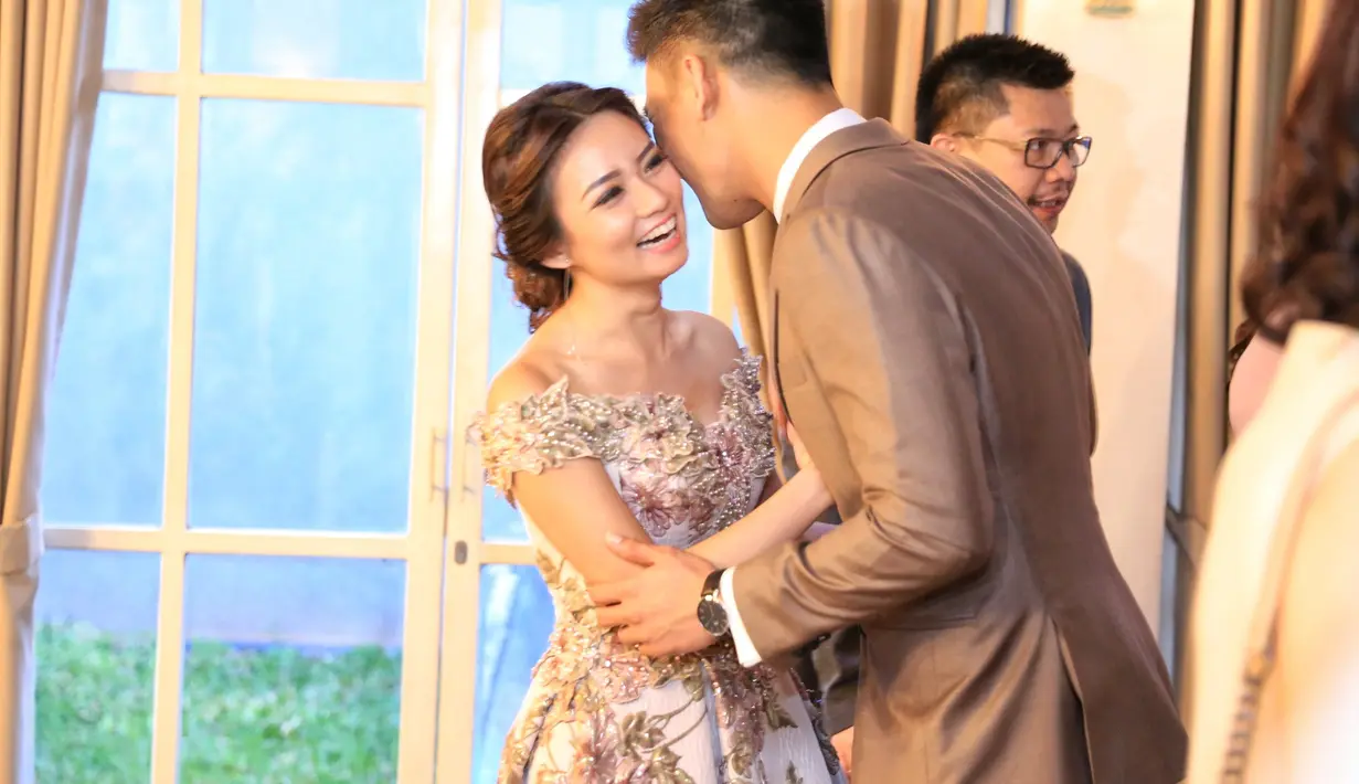 Tidak butuh waktu lama pacaran bagi Fendy Chow. Setelah enam bulan pacaran, ia langsung melamar kekasihnya, Stella secara resmi jelang malam tahun baru Imlek. Lamaran berlangsung dengan suasana romantis. (Adrian Putra/Bintang.com)