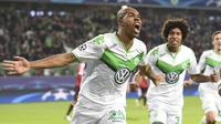Naldo melakukan selebrasi usai mencetak gol ke gawang MU pada laga lanjutan Grup B Liga Champions di Stadion Volkswagen Arena, Rabu (9/12/2015) dini hari WIB. (Reuters/Fabian Bimmer)