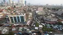 Suasana kemacetan di kawasan Tanah Abang, Jakarta, Jumat (16/9). Kurangnya pengawasan membuat kawasan tersebut kembali semrawut akibat banyaknya PKL serta angkutan umum yang mengetem sembarangan. (Liputan6.com/Immanuel Antonius)