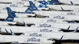 Pesawat komersial jetBlue yang dinonaktifkan dan ditangguhkan terlihat disimpan di Pinal Airpark, Marana, Arizona, Amerika Serikat, 16 Mei 2020. Pinal Airpark adalah fasilitas penyimpanan pesawat komersial terbesar di dunia. (Christian Petersen/Getty Images/AFP)