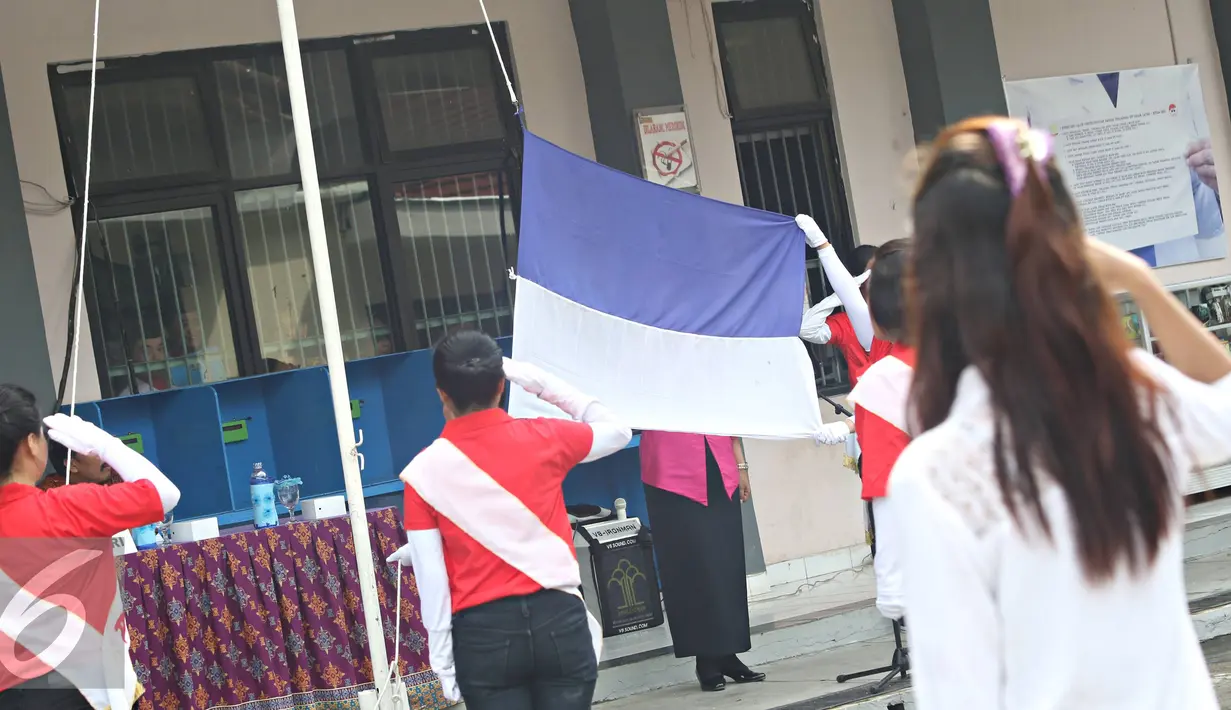 Warga binaan rumah tahanan klas II A Pondok Bambu mengikuti lomba pengibaran bendera di Jakarta, Kamis (21/4). Lomba diadakan memperingati Hari Kartini agar semangatnya tetap menggelora di hati para warga binaan wanita. (Liputan6.com/Immanuel Antonius)