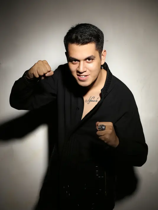 Ilmu yang didapatkan Kevin Julio di bangku kuliah akan segera diaplikasikan di bisnis busana yang dirintisnya. (Wardrobe by Isis, foto Galih W. Satria/Bintang.com)