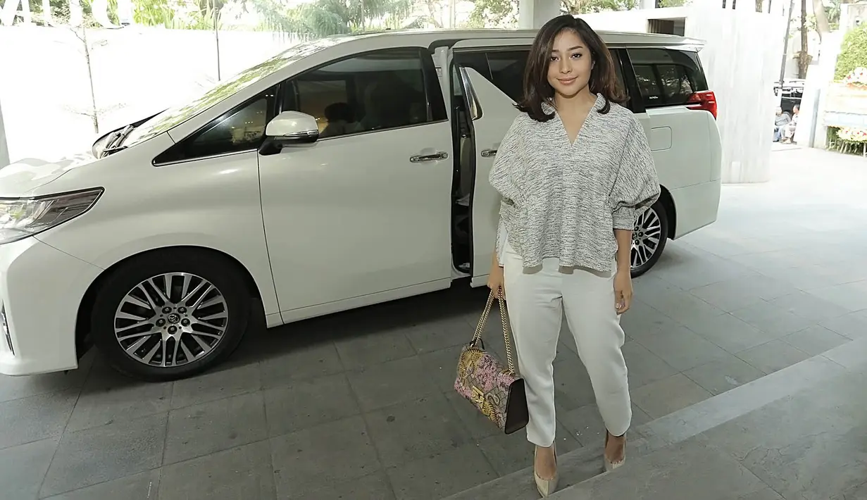 Sebelumnya, Duma Official ini sudah lebih dulu mengenalkan berbagai koleksi busananya secara online, yakni di Instagram ataupun webstore. Dan kini, telah hadir storenya di kawasan Senopati, Jakarta Selatan.  (Bambang E.Ros/Bintang.com)