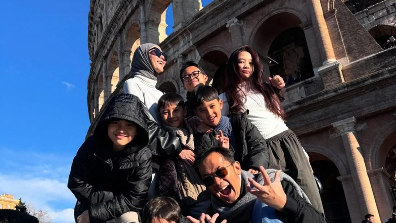 Potret Keluarga Hanung Bramantyo dan Zaskia Adya Mecca Liburan ke Italia, Berkunjung ke Colosseum hingga Salat Jumat di Kota Katolik Roma