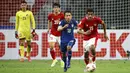 Pemain Indonesia Ricky Richardo Kambuaya (kanan) bersaing memperebutkan bola dengan pemain Thailand Chanathip Songkrasin pada pertandingan sepak bola leg kedua final Piala AFF 2020 di National Stadium, Singapura, Sabtu (1/1/2022). Pertandingan berakhir dengan skor 2-2.  (AP Photo/Suhaimi Abdullah)