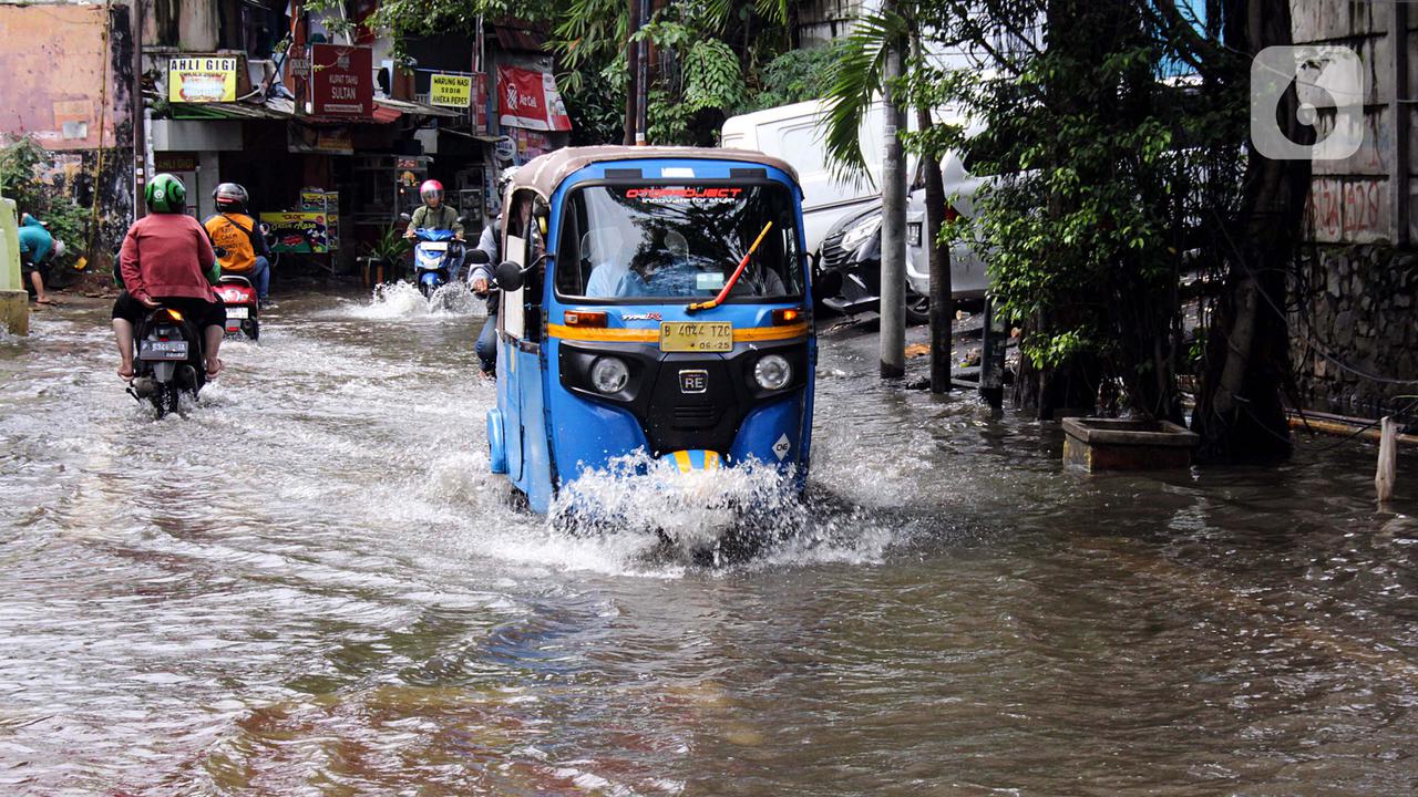 Jalan Bangun Nusa Raya Cengkareng Jakarta Barat Masih Tergenang Air,