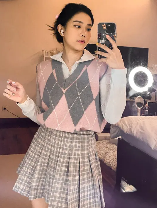 OOTD ala school girl dengan rok mini motif kotak dan kemeja putih (Foto: Instagram @jessicajane99)