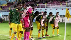 Timnas Mali U-17 sukses menyegel posisi ketiga Piala Dunia U-17 2023 setelah menang telak 3-0 atas Argentina pada laga perebutan tempat ketiga di Stadion Manahan, Solo, Jumat (1/12/2023) malam WIB. Tiga gol kemenangan Timnas Mali U-17 dicetak oleh tiga pemain berbeda, masing-masing oleh kapten tim Ibrahim Diarra pada menit ke-8, Mamadou Doumbia pada menit ke-45 dan ditutup oleh gol Hamidou Makalou saat babak kedua baru berjalan tiga menit. (Bola.com/Bagaskara Lazuardi)