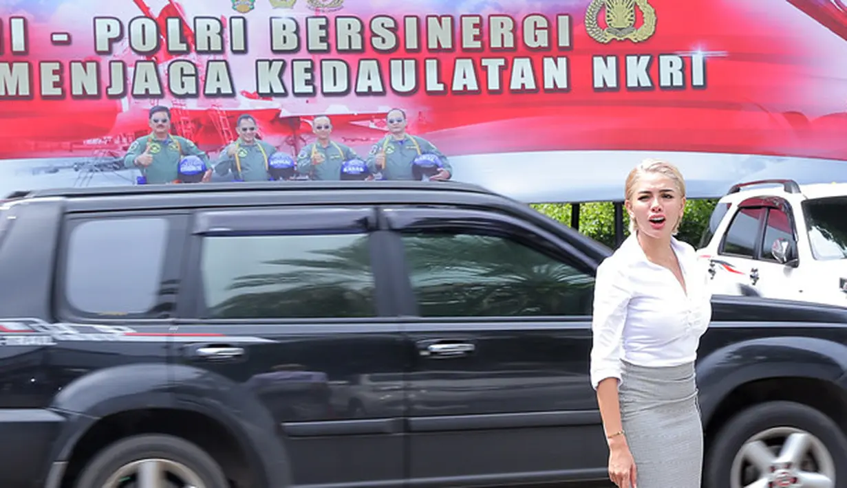 "Ya engga (melakukan) dong, kan udah dicek," tutur Nikita Mirzani. "Nggak ada, sudah di digital forensik itu tidak ada tertulis seperti itu di twitter dan Niki nggak nulis," ucap sang pengacara, Aulia Fahmi. (Deki Prayoga/Bintang.com)