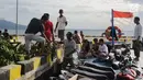 Warga menaikkan buah-buahan ke atas  kapal  di pelabuhan Pulau Sebesi, Lampung, Senin(31/12). Dari Dermaga Canti ke Sebesi, hanya ada satu kapal yang menyeberang pada pukul 13.00 WIB dengan  tarif Rp 20.000 per orang. (Liputan6.com/Herman Zakharia)