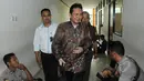 Terdakwa mantan Kepala Dinas Perhubungan DKI Jakarta Udar Pristono berjalan usai menjalani sidang perdana di Pengadilan Tipikor, Jakarta,Senin (6/4/2015). Sidang ditunda karena tim kuasa hukum terdakwa tidak hadir. (Liputan6.com/Herman Zakharia)