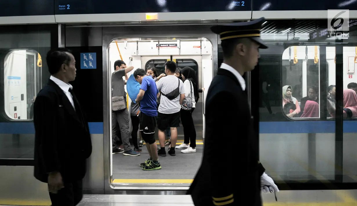Warga mengikuti uji coba publik pengoperasian MRT (Moda Raya Terpadu) di Stasiun Bundaran HI, Jakarta, Minggu (17/3). Uji coba MRT dilakukan mulai pukul 08.00-16.00 dengan total 98 perjalanan dalam sehari. (merdeka.com/Iqbal S Nugroho)