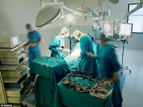 Butuh waktu selama dua jam bagi tik dokter untuk melakukan operasi bedah | Photo: Copyright dailymail.co.uk