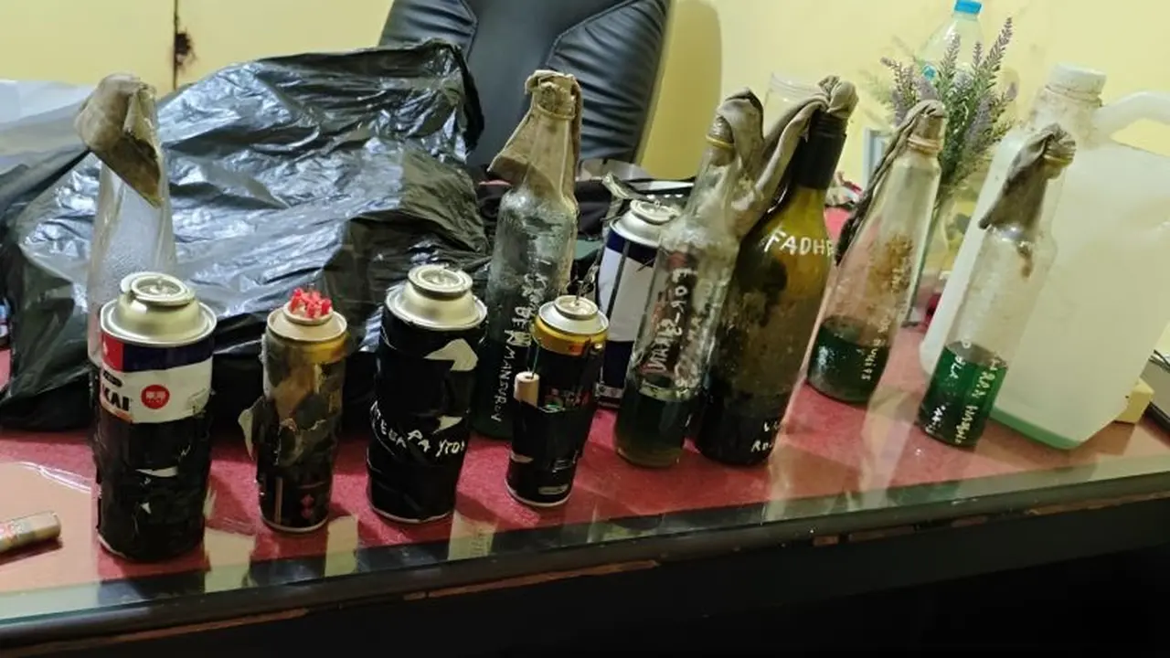 Terkait kasus lilbatkan siswa SMP itu, lima buah gas portable yang bagian sampingnya direkatkan petasan