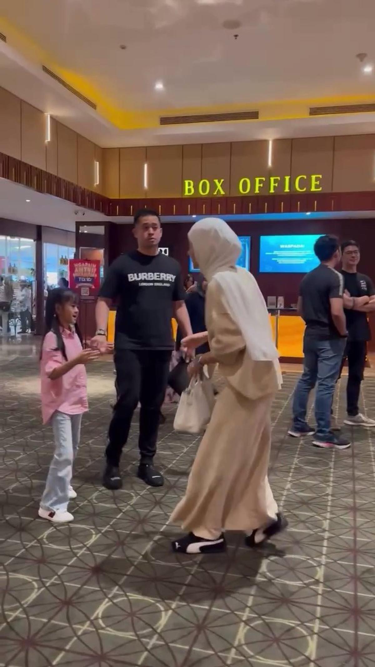 7 Potret Olla Ramlan dan Mantan Suami Nonton Bareng Bersama Anak, Tetap Akur meski Sudah Bercerai
