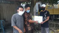 Perwakilan PWI menyampaikan paket bantuan di desa Pengkol Kecamatan Penawangan Grobogan. (foto: Liputan6.com/felek wahyu)