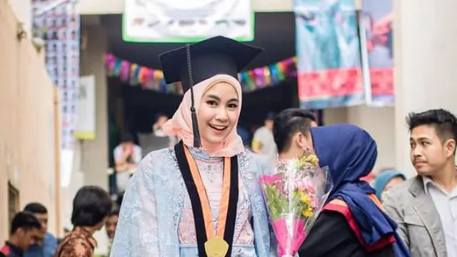 7 Inspirasi Model Baju Kebaya Wisuda Berhijab dari Nabilah Ayu hingga Arafah Rianti