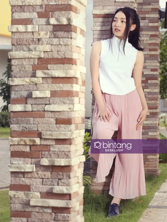 "Dari dulu aku nggak pernah matokin, kalau matokin kayak gitu mungkin mantan aku sudah banyak ya, hahaha. Mantan aku cuma satu kayaknya, hahaha. Nggak terlalu harus begini begitu sih," ujar Natasha. (Bambang E. Ros/Bintang.com)