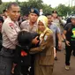 Seorang guru honorer yang berdemonstrasi di depan Istana jatuh pingsan karena kelelahan. (Liputan6.com/Muslim AR)