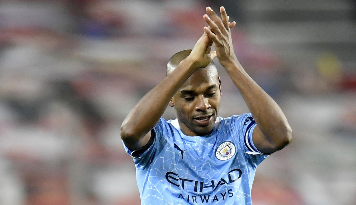 Fernandinho - Gelandang andalan Manchester City ini merupakan salah satu pilar kejayaan The Citizen era Pep Guardiola. Sejak bergabung pada 2013, ia tecatat telah dimainkan sebanyak 246 kali di Liga Inggris. (AFP/Peter Powell)