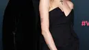 Sementara Prinsloo memakai gaun mini hitam yang memamerkan kakinya yang kencang, dan tumit cetak cheetah yang chic. Rocker itu memeluk dan mencium pipi istrinya yang merupakan model Victoria's Secret. (Matt Winkelmeyer/Getty Images/AFP)