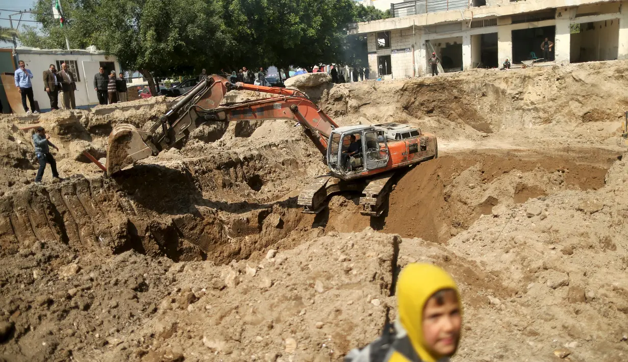 Petugas mengoperasikan excavator untuk melakukan penggalian, setelah arkeolog menemukan bagian dari bagunan gereja Bizantium yang berusia sekitar 1.500 tahun lalu di kota Gaza, Senin (4/4/2016). (REUTERS/Mohammed Salem)