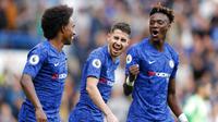 Para pemain Chelsea merayakan gol yang dicetak oleh Jorginho ke gawang Brighton & Hove Albion pada laga Premier League di Stadion Stamford Bridge, Sabtu (28/9). Chelsea menang 2-0. (AP/Frank Augstein)