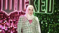 Tampilan Tasyi Athasia nonton film Wicked dengan OOTD colorful yang berani.