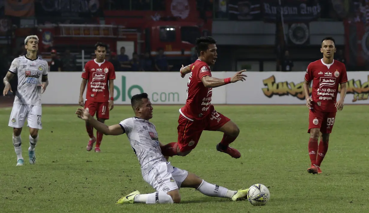 Gelandang Persija Jakarta, Sandi Sute, berebut bola dengan pemain Tira Persikabo pada laga Shopee Liga 1 di Stadion Patriot Chandrabhaga, Bekasi, Minggu (3/11). Persija menang 2-0 atas Tira Persikabo. (Bola.com/Yoppy Renato)