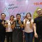 Penggagas Kopi Kangen, Chris Erlando (kiri) dan William Heuw (kanan), bersama rekannya di acara peluncuran menu baru 'Kangen Dimanjah', Jakarta, Minggu (15/12/2019)  (dok. Liputan6.com/Adhita Diansyavira)