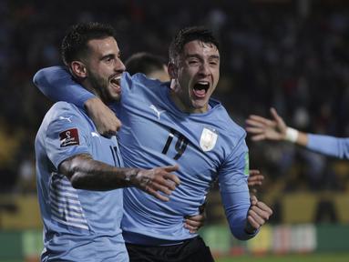 Gelandang Uruguay, Gaston Pereiro berselebrasi dengan Sebastian Coates setelah mencetak gol ke gawang Ekuador pada lanjutan Kualifikasi Piala Dunia 2022 zona Amerika Selatan di Estadio Campeón del Siglo, Jumat (10/9/2021). Uruguay menang tipis 1-0 lewat gol gasto Pereiro. (Raul Martinez/Pool via AP)