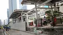 Pekerja menyelesaikan perbaikan Halte Transjakarta yang dibakar pasca aksi unjuk rasa di kawasan Bundara HI, Jakarta, Minggu (11/10/2020). Kerugian 46 halte bus rusak kerugiannya diperkirakan mencapai Rp 65 miliar. Perbaikan selesai diperkirakan 1 hingga 2 bulan. (Liputan6.com/Faizal Fanani)
