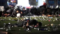 Seorang pengunjung tergeletak saat festival musik Route 91 Harvest country setelah aksi penembakan di Las Vegas, Nevada (1/10). Penembakan dilaporkan terjadi di areal Kasino Mandalay Bay, Las Vegas, Amerika Serikat. (David Becker/Getty Images/AFP)