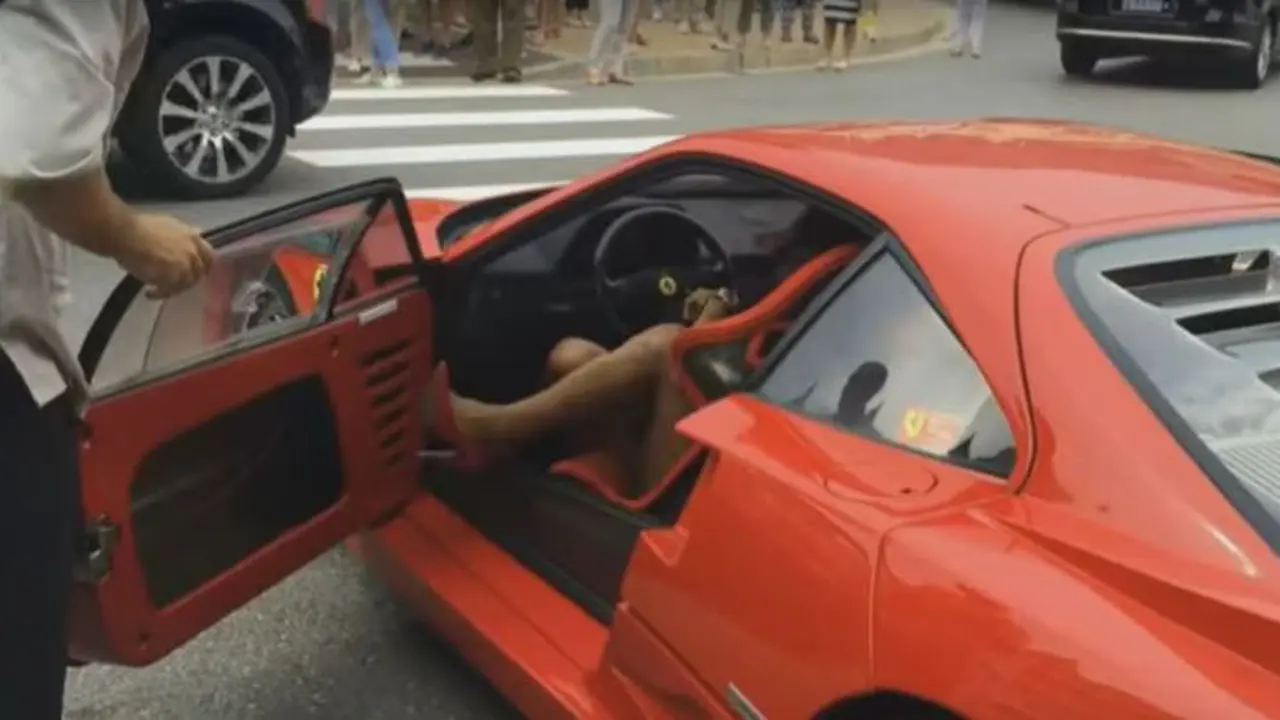 Jangan Ditiru, Nyetir Ferrari F40 Pakai Sepatu Hak Tinggi