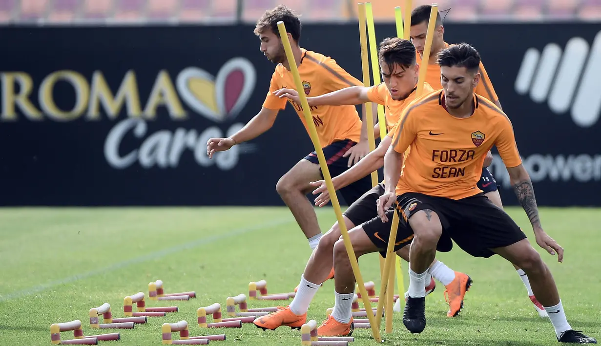 Para pemain AS Roma, Lorenzo Pellegrini dan Cengiz Under, tampak serius saat latihan jelang laga Liga Champions di Trigoria, Roma, Selasa (1/5/2018). AS Roma akan berhadapan dengan Liverpool. (AFP/Filippo Monteforte)