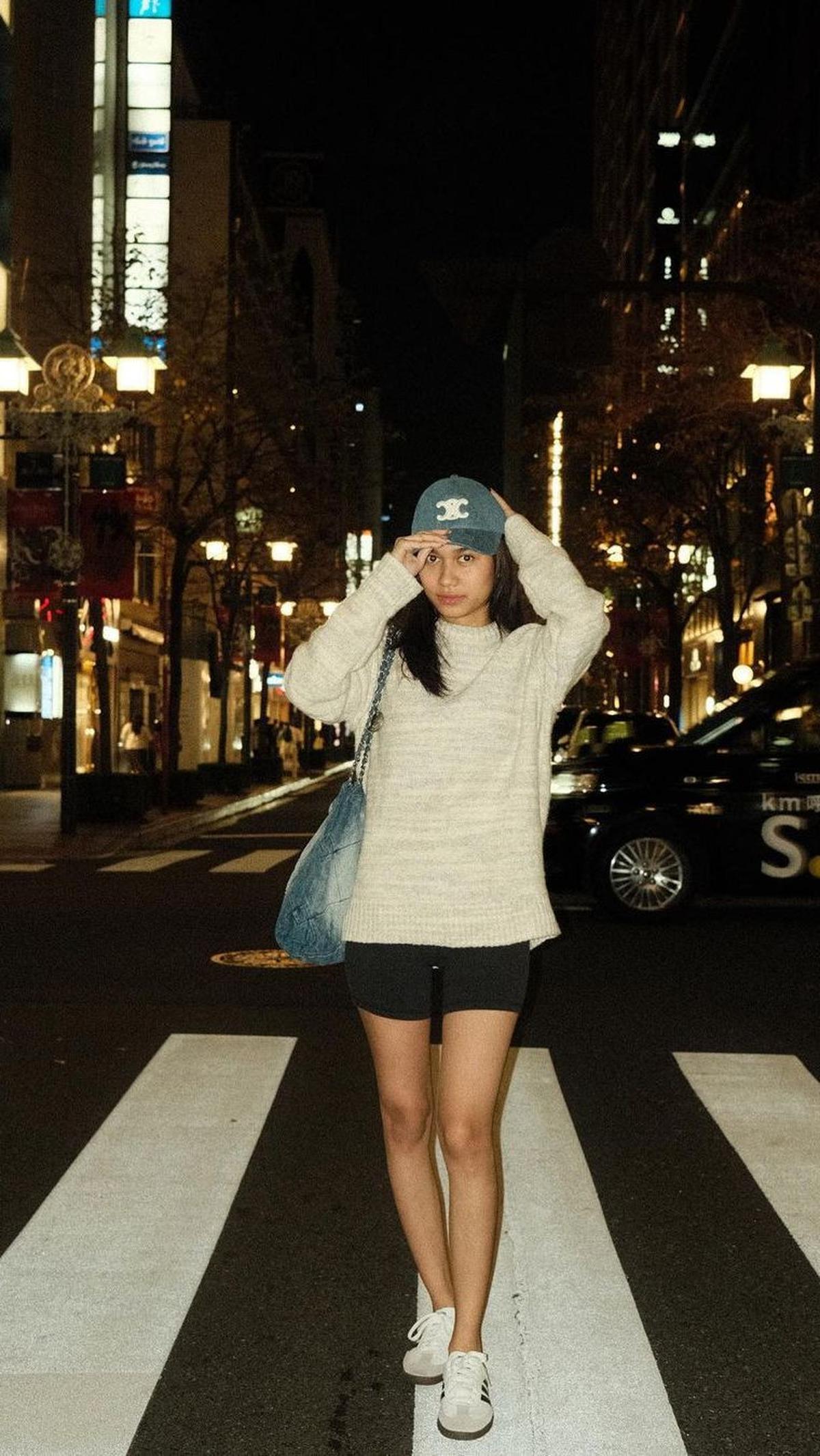 <b>Sweater Dipadukan dengan Bicycle Pants</b>
