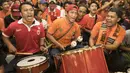 Tabuhan drum terus menggema saat nonton bareng antara Persija melawan Arema Cronus di Hotel Royal Regal, Jakarta, Sabtu (28/11/2015). (Bola.com/Vitalis Yogi Trisna)