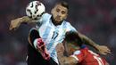 Nicolas Otamendi berebut bola dengan pemain Chile, Eduardo Vargas pada laga Copa America di Stadion Santiago, Chile, Sabtu (4/7/2015). Pemain berusia 27 tahun itu merupakan salah satu andalan tim Tango untuk posisi bek tengah. (AFP Photo/Juan Mabromata)