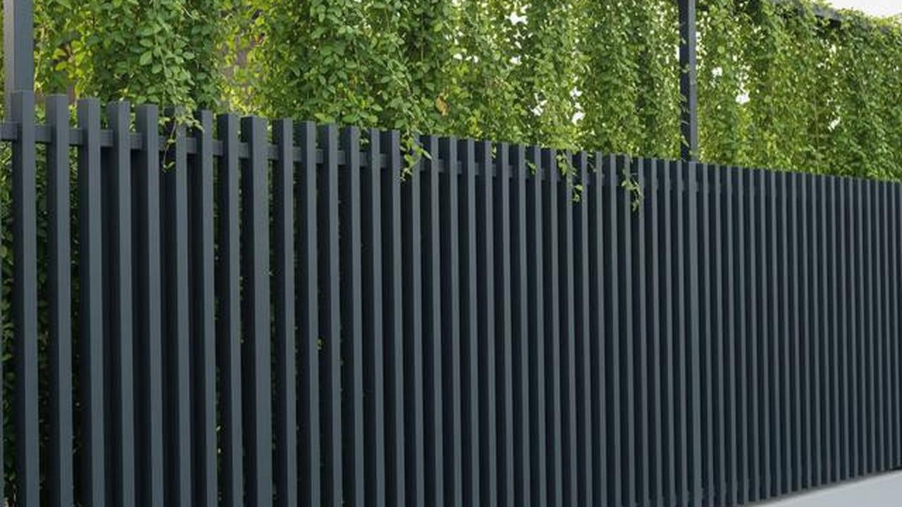 7 Inspirasi Pagar Besi Minimalis 2025, Paduan Estetik Vertical Garden untuk Hunian Modern