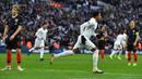 Gelandang Inggris, Jesse Lingard, merayakan gol ke gawang Kroasia pada laga UEFA Nations League di Stadion Wembley, London, Minggu (18/11). Inggris menang 2-1 atas Kroasia. (AFP/Ben Stansall)