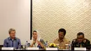 Prof. Brett Scharffs bersama Yenny Wahid, Aminudin Syarif, Dr. Ferimeldi, dan Febi Yonesta (dari kiri) menjadi pembicara diskusi pada Forum terbuka di Jakarta, Senin (31/7). (Liputan6.com/Johan Tallo)