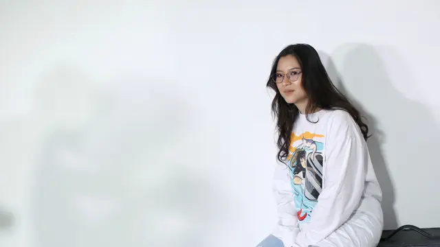 Danilla Riyadi dalam kunjungan media ke kantor KLY yang terletak di kawasan Gondangdia, Jakarta Pusat (Fimela/Dok/Adrian Putra)