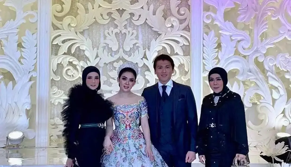 Pakai gaun indah menjuntai, Mulan Jameela tak kalah cetar di resepsi Syahrini dan Reino Barack. [Instagram @mulanjameela1]