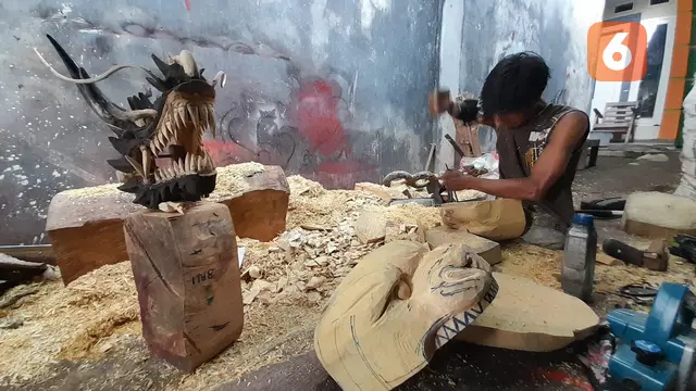Mustakbilal pengerajin barong asal Banyuwangi, sedang mengerjakan pesanan dari Pelangganya (Hermawan Arifianto/Liputan6.com)