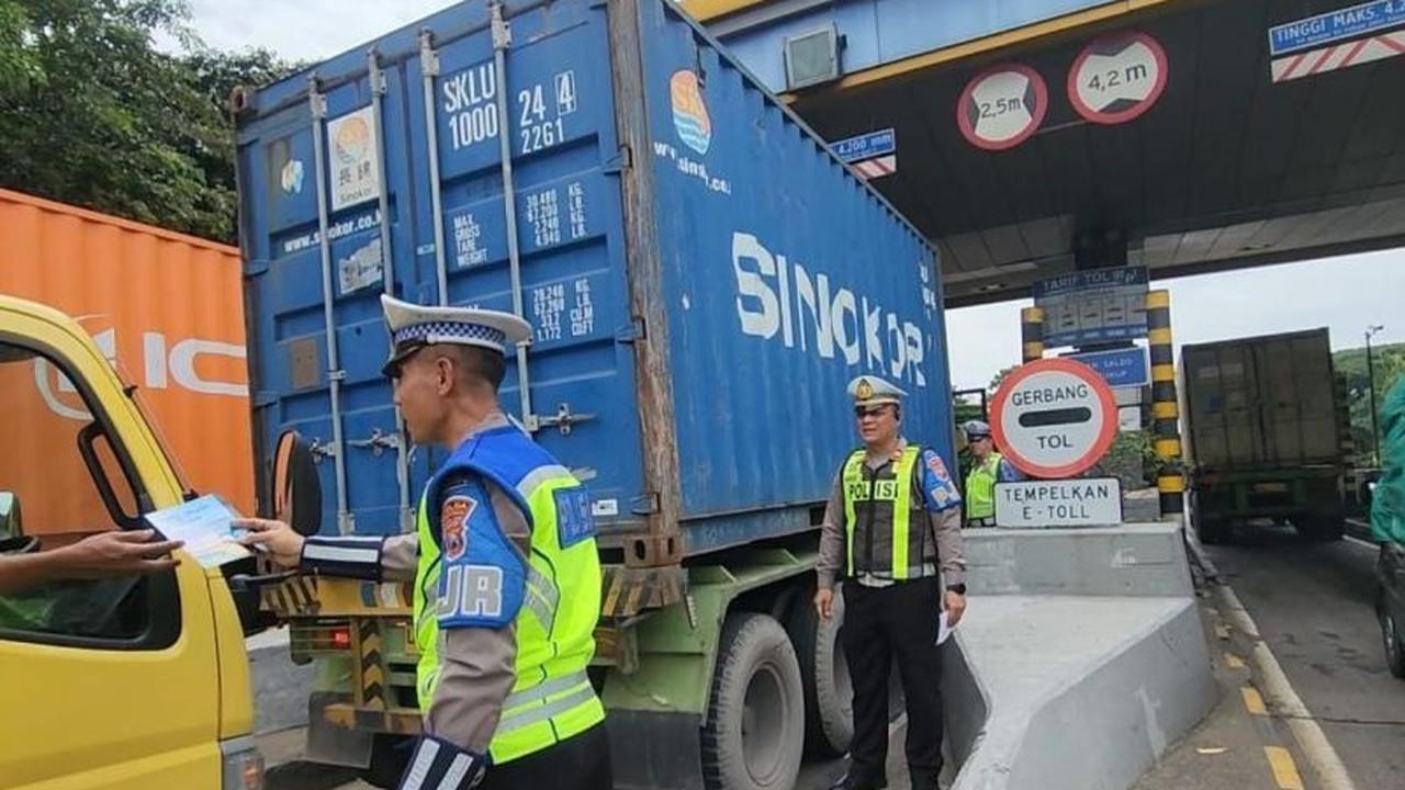 Polda Jatim Gencarkan Penertiban Truk dan Bus di Lajur Kanan Tol Demi Keselamatan